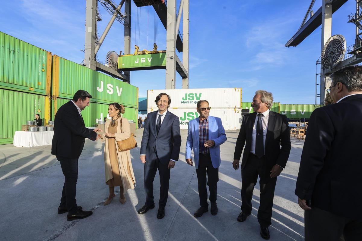 El presidente de la Autoridad Portuaria, Luis Rodríguez, en el centro, flanqueado por Sonia y Antonio Herzog, CEO y presidente de JSV.