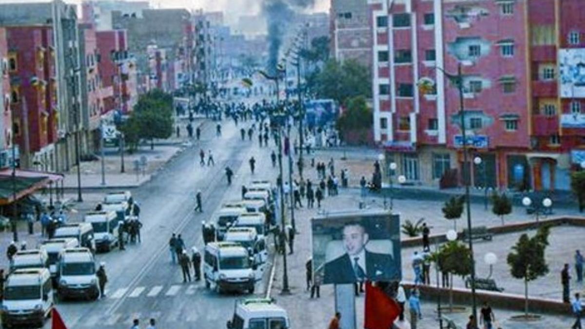 Violencia 8 Disturbios y despliegue de las fuerzas de seguridad marroquís en el centro de El Aaiún.