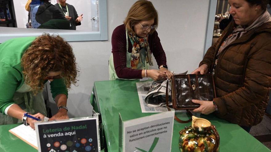 Una de las primeras clientas en comprar en el rastrillo solidario de la AECC.