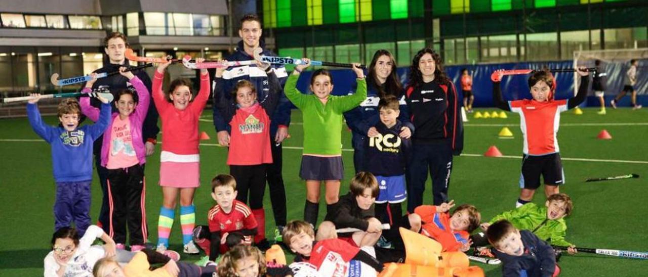 Alumnos de la escuela de hockey del Grupo Covadonga, junto a sus monitores.