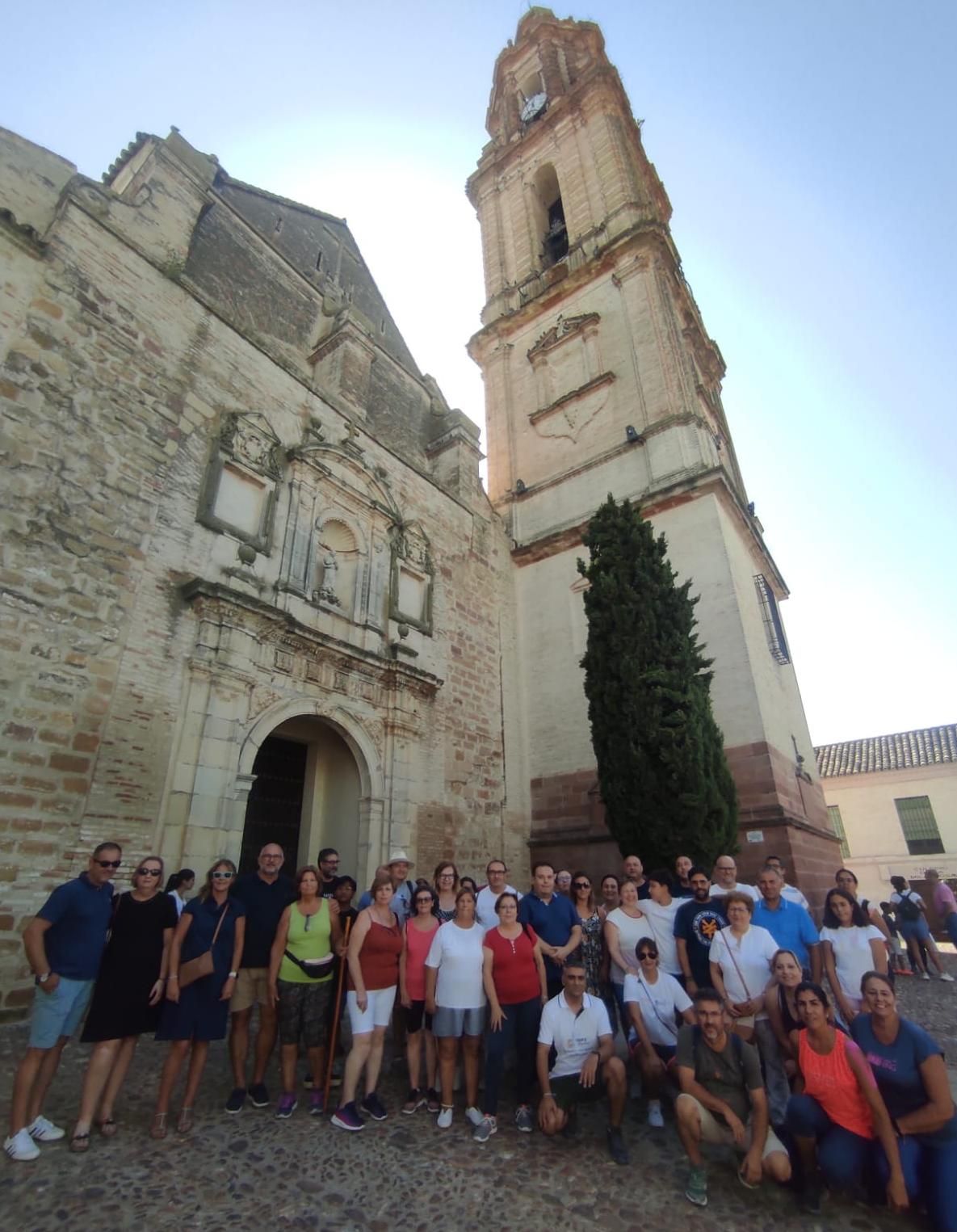 Grupo de participantes, ante la iglesia de la Asunción.