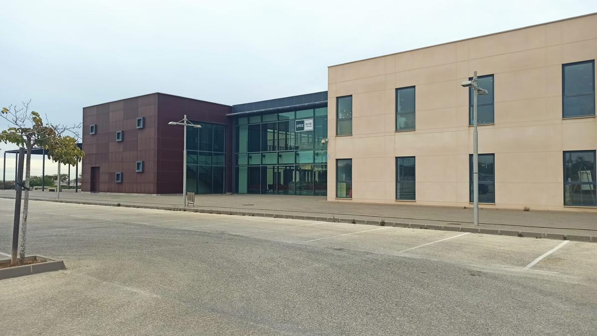 Conservatorio Internacional, que nunca se ha empleado como conservatorio desde su inaguración en 2011 y que alberga la delegación de la UNED de Elche en Torrevieja y el IES Número 6
