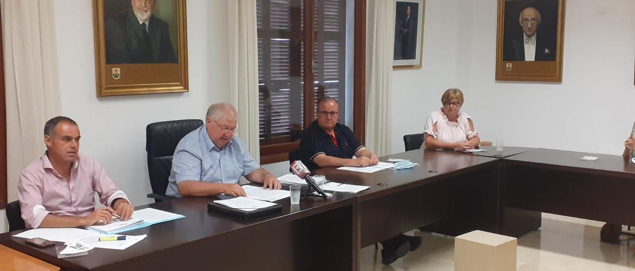 El alcalde Joan Monjo (centro) junto a su socio del PP,  Martí Torres (izquierda), en un pleno.