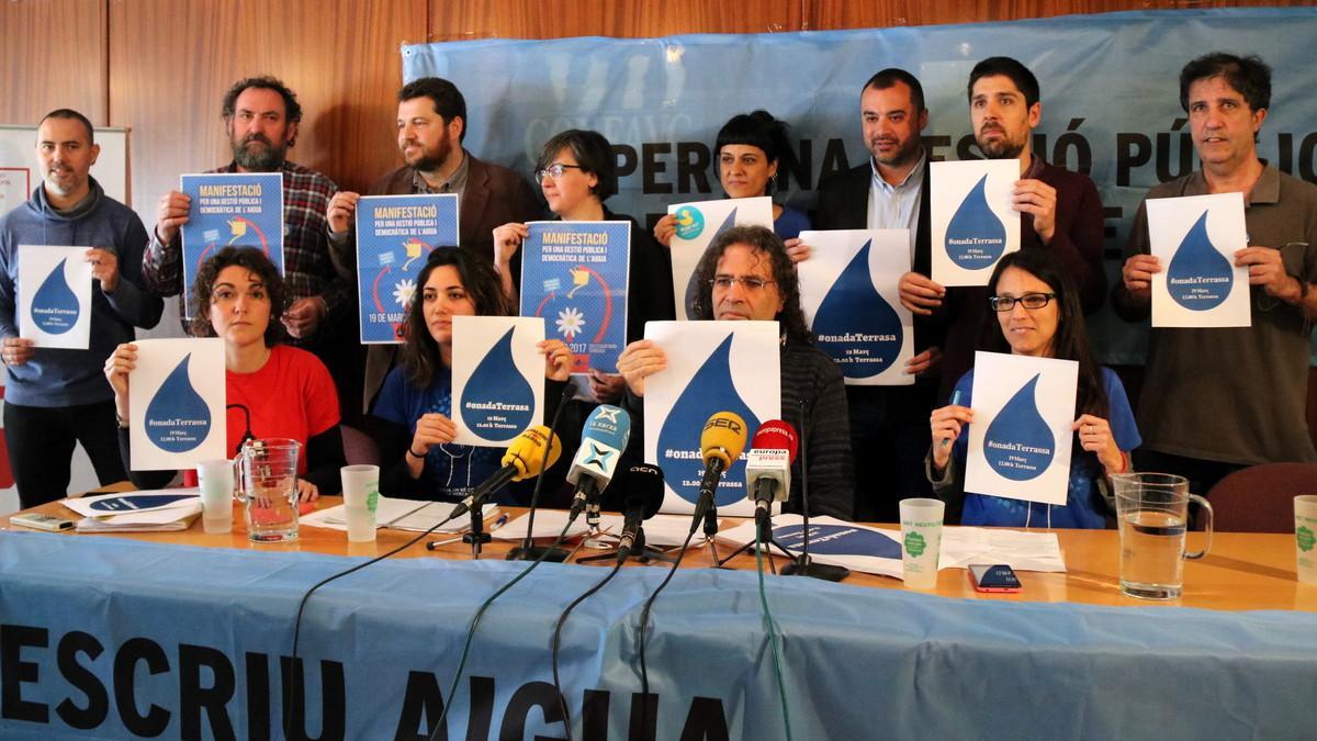 Foto de grupo de las entidades y los grupos políticos que dan soporte a la manifestación en Terrassa.