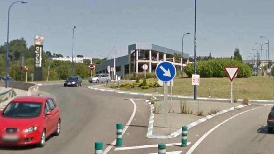 Carretera N-500 y rotonda de acceso al &#039;outlet&#039; y al Mercadona, en Alvedro.