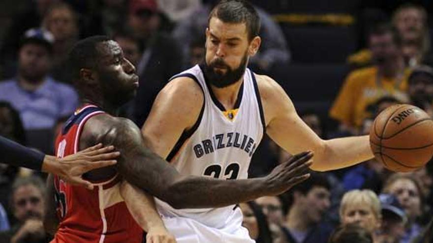 Marc Gasol, defendido por un rival.