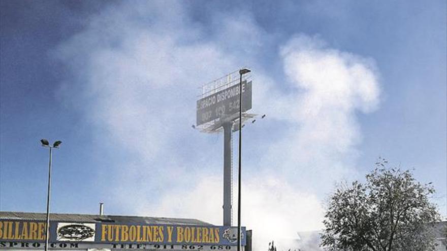 Una nube tóxica confina a miles de vecinos de tres pueblos de Madrid