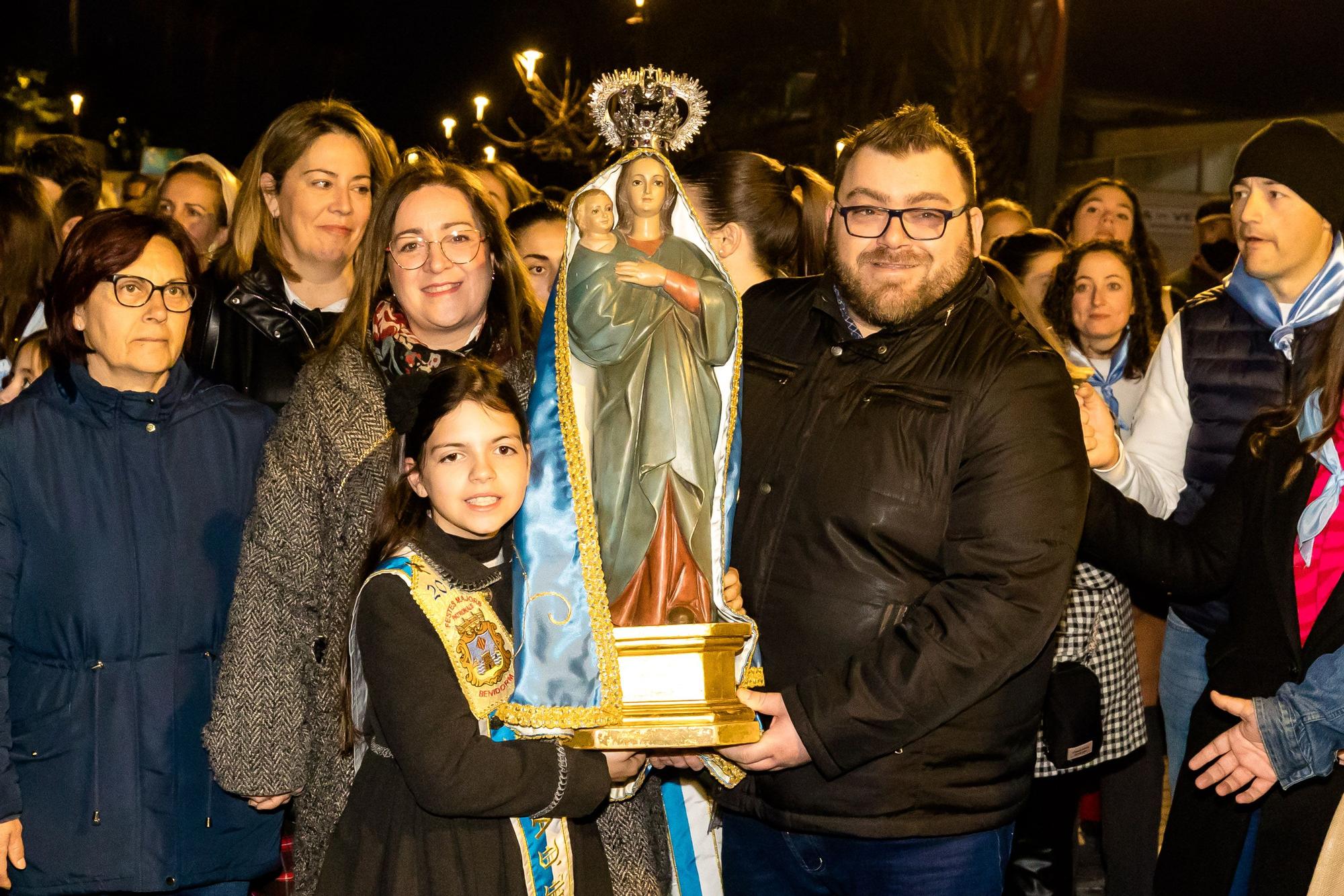 Devoción en Benidorm en la procesión de L'Alba