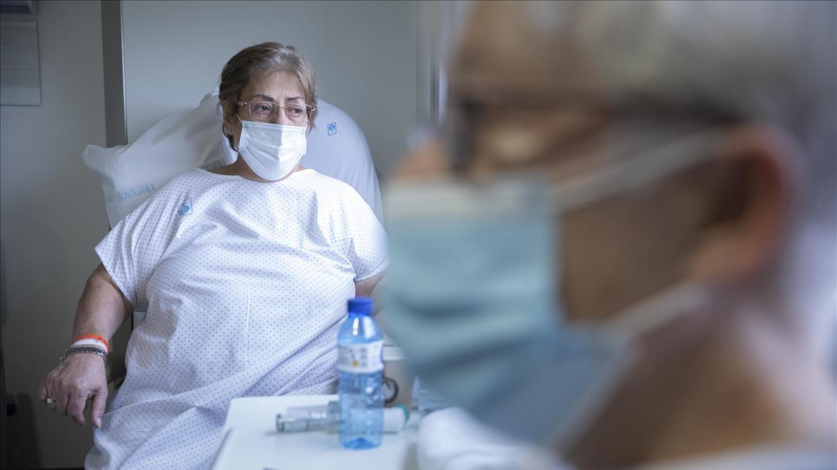 Barcelona 18 12 2020  Reportaje en el Hospital de Sant Pau   Planta hospitalarias con enfermos de coronavirus covid-19 En la foto  las pacientes Ramona Vazquez (izda ) y Angeles Navarro (dcha)   ambas con covid Foto de Ferran Nadeu