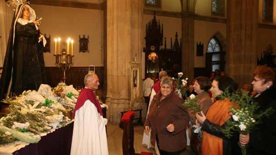 La ofrenda floral se celebró ayer en Santiago de Vigo de manos de las mujeres viguesas.