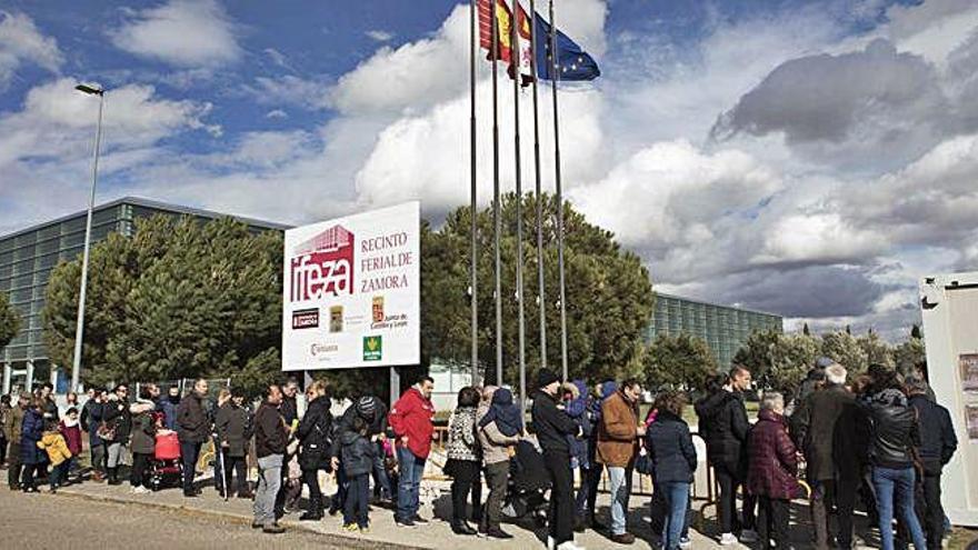 Imagen de las colas vespertinas para acceder al recinto ferial.