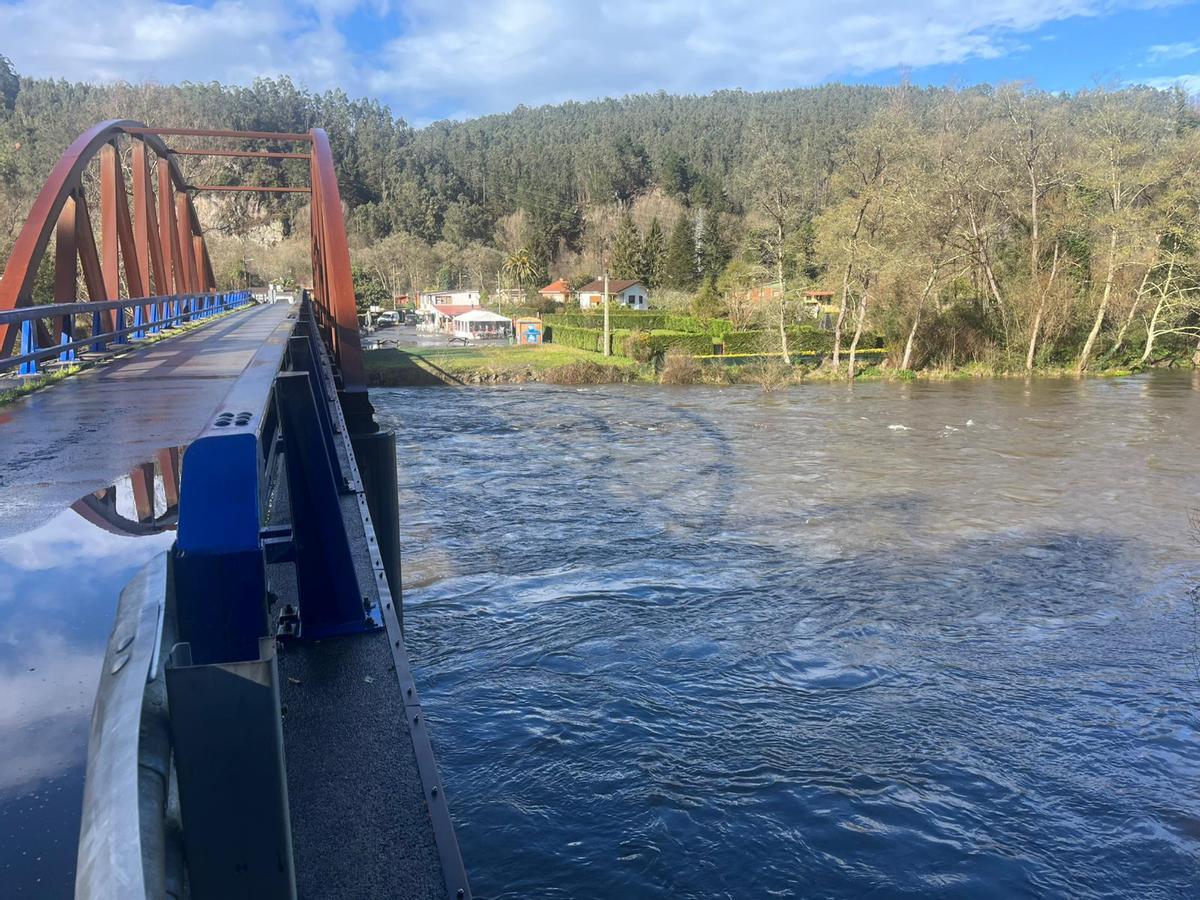 El Narcea, crecido, este miércoles.