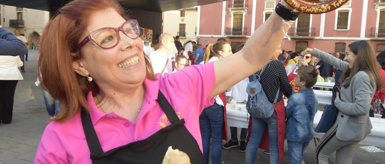 13-05-2019 - VILA-REAL - En la plaza Major, encuentro de elaboración de alioli antes de la Xulla, que la gente realizará en los morteros que entrega la Junta de Festes con la inscripción de la Xulla como Fiesta de Interés Turístico Provincial. Haced fotos variadas. Seguramente, acudirá a la cita el presidente de la Generalitat, Ximo Puig, por lo que habrá que estar atentos - FOTOS MANOLO NEBOT