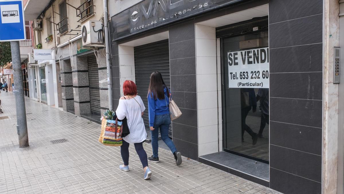 Comercios en la avenida de Madrid de Petrer.