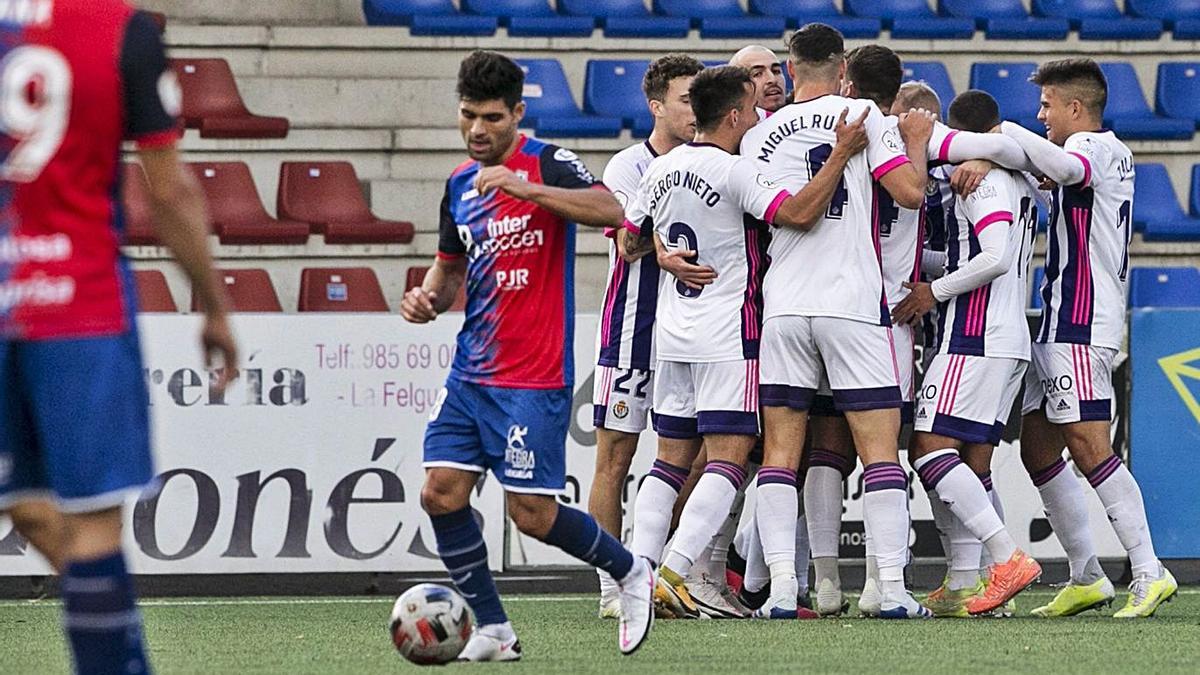 Miguel Santos, con el balón, en el partido contra el Valladolid B.