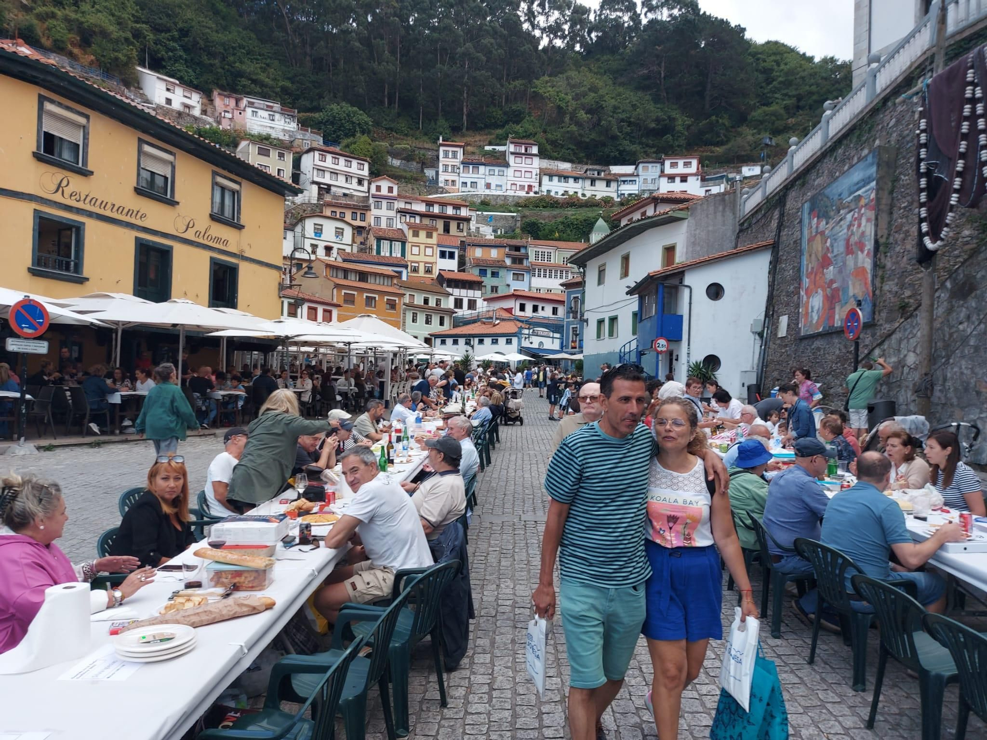 En imágenes: En imágenes: Más de 1.200 personas participan en la tercera comida en la calle de Cudillero