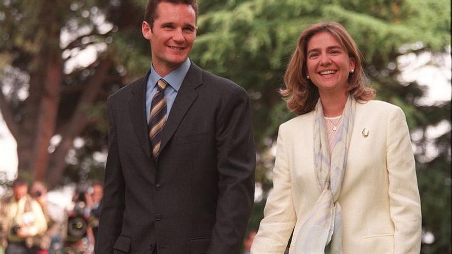 Pedida de mano de la infanta Cristina e Iñaki Urdangarin en el palacio de la Zarzuela, en mayo de 1997.