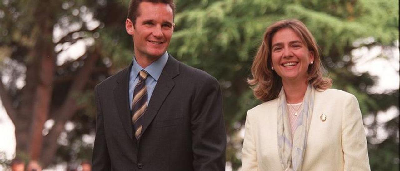 Pedida de mano de la infanta Cristina e Iñaki Urdangarin en el palacio de la Zarzuela, en mayo de 1997.