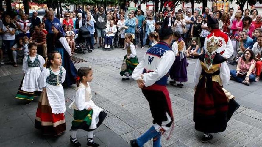 La plazuela de San Miguel se mueve al ritmo del folclore