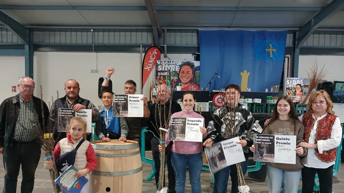 "Éxito" de la Primer Sidre l’Añu en Gijón, con mucha "juventud" y 10.000 entradas: en imágenes
