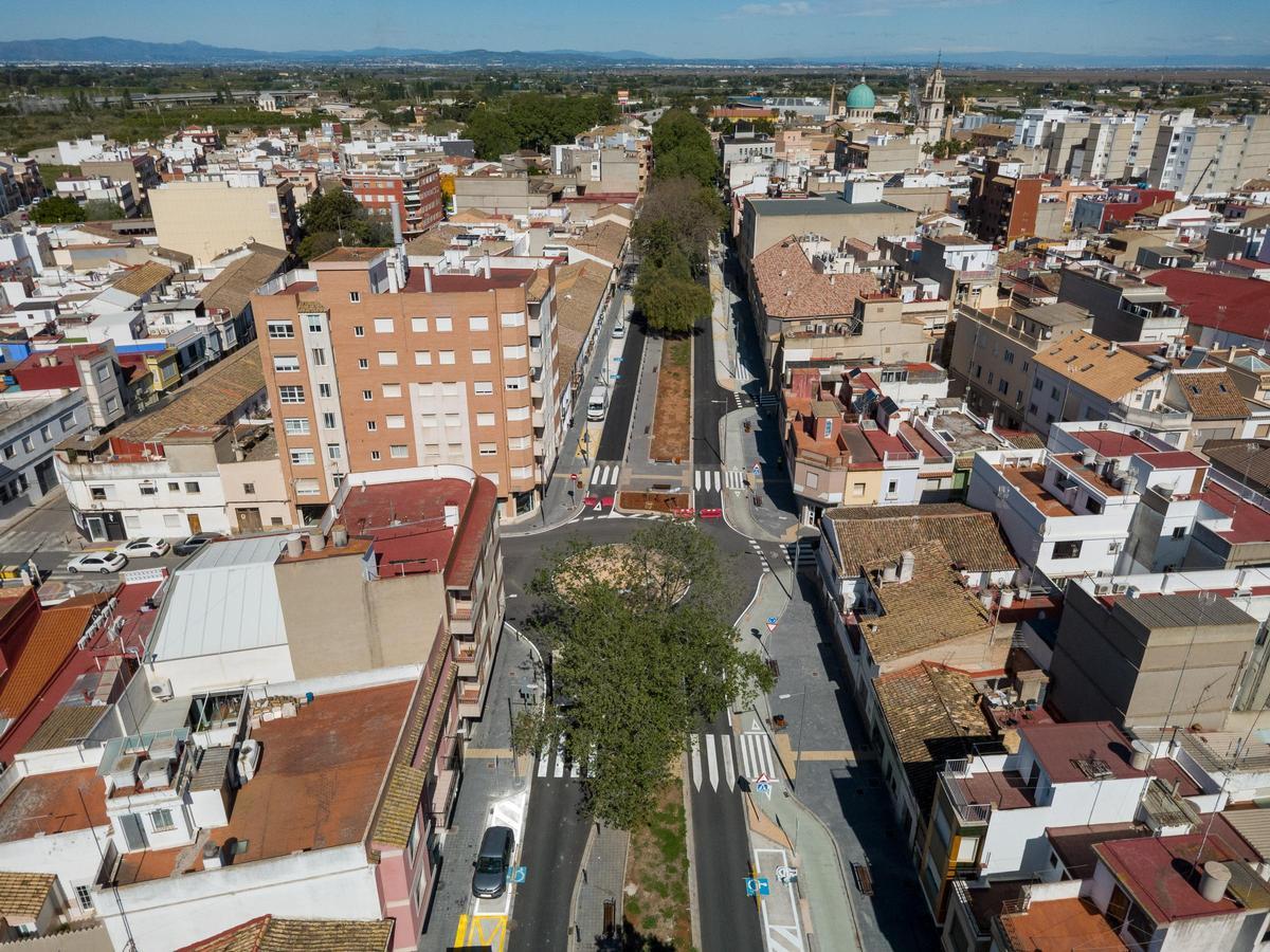 Vista del aspecto actual de la travesía de la N-332 de Sueca transformada en un bulevar urbano.