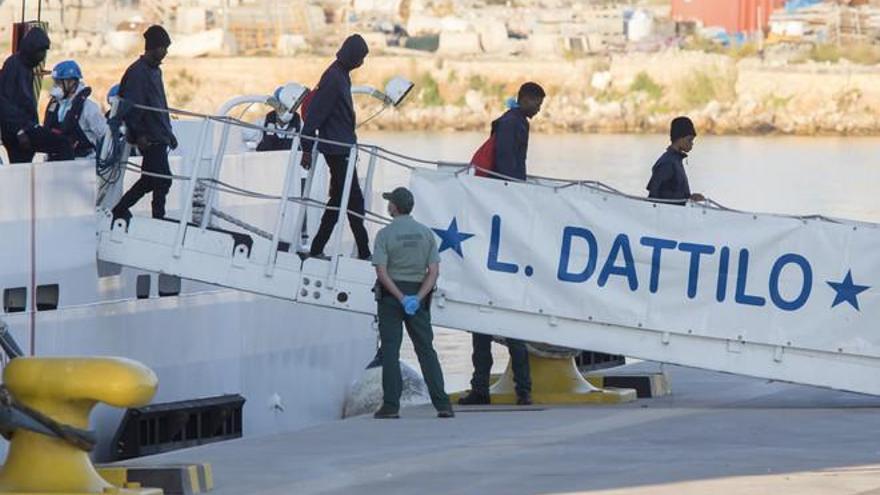 Desembarcan los inmigrantes del primer barco de la flotilla del &#039;Aquarius&#039;