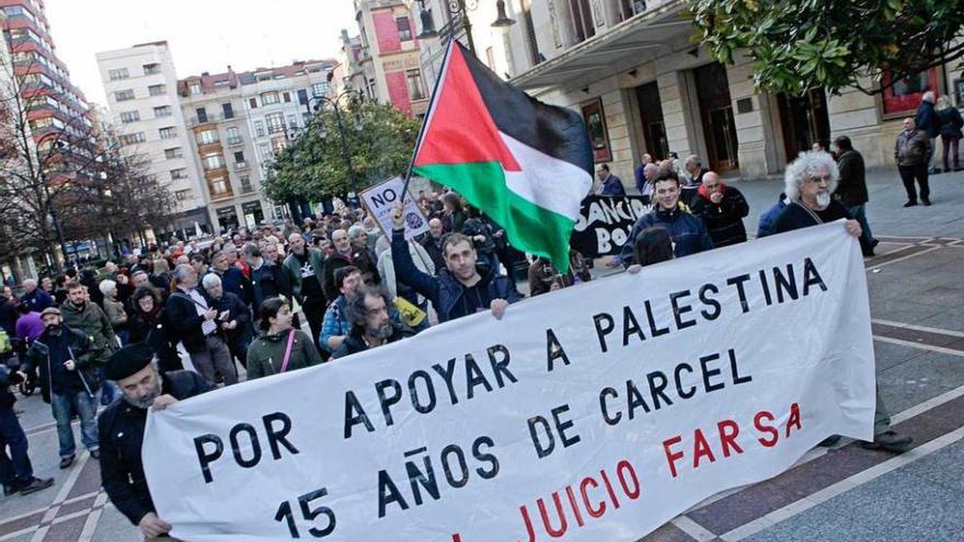 Cabeza de la manifestación, con cuatro de los acusados portando una pancarta y la bandera palestina.