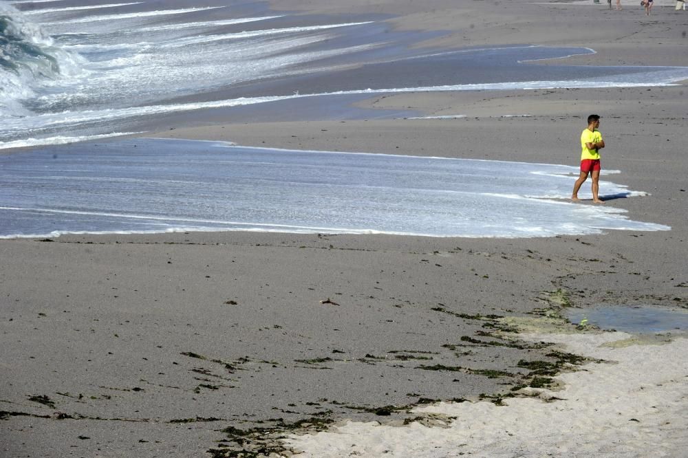 Desalojo de las playas de Riazor y Orzán