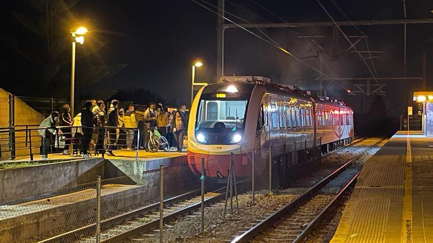 Los pasajeros desalojados, junto al tren afectado, anteanoche en la estación de Consell.