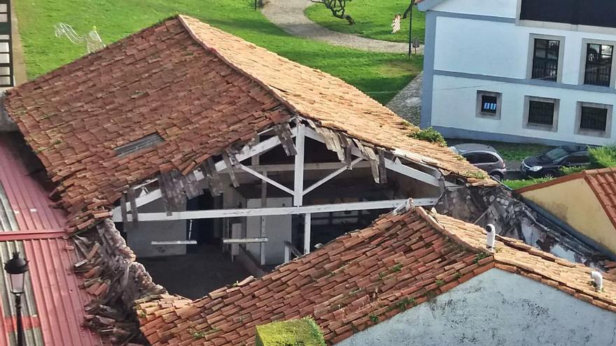 Se derrumba parte del techo de la antigua conservera Remo | PAULA FERNÁNDEZ