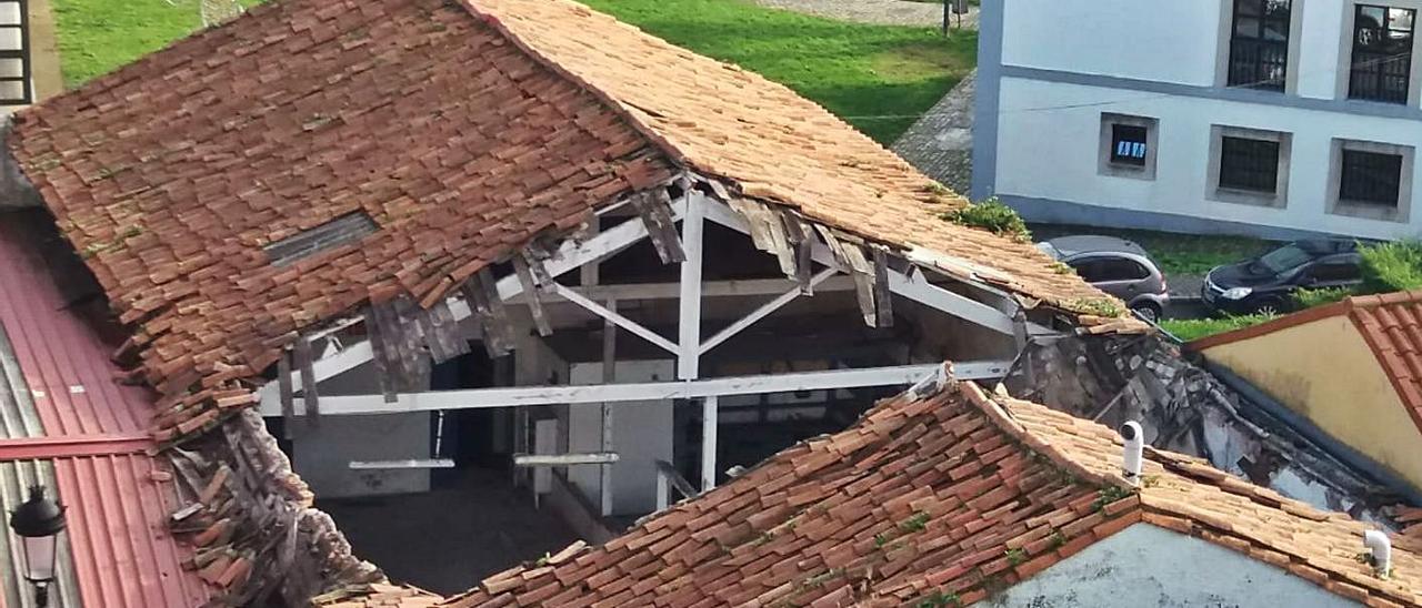 Se derrumba parte del techo de la antigua conservera Remo  | PAULA FERNÁNDEZ