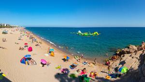 Aquestes són les millors platges per anar amb nens a Catalunya
