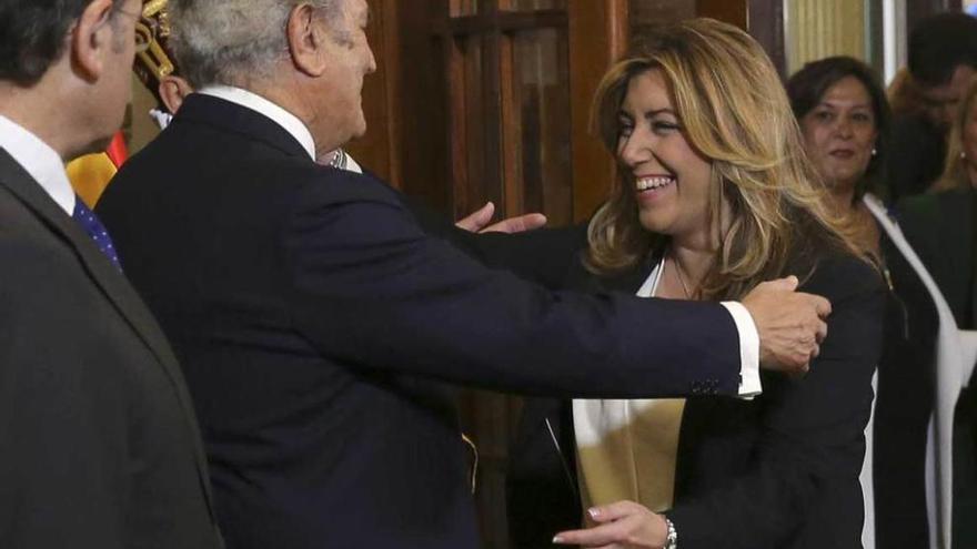 Posada saluda a la socialista Susana Díaz.