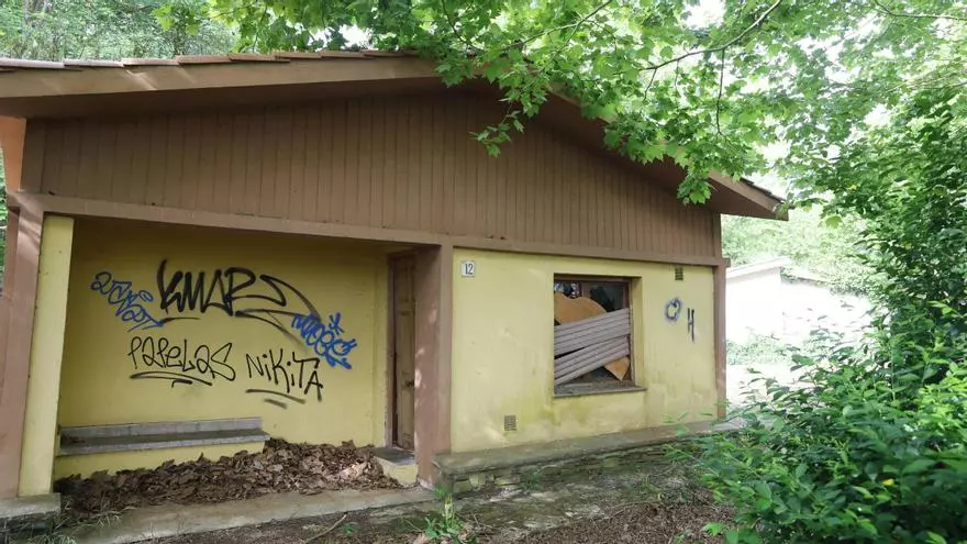 El abandono de la "Ciudad de Vacaciones" de Perlora: un pueblo fantasma entre maleza y ruinas