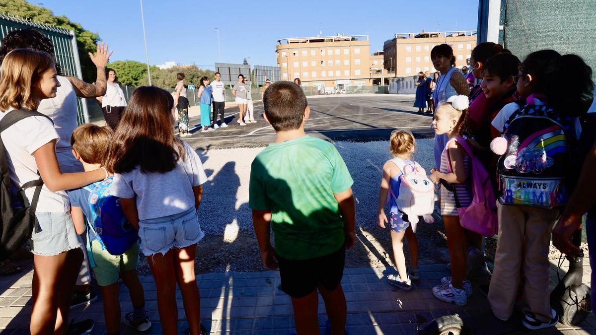 Alumnado en el CEIP Orba de Alfafar, en barracones.