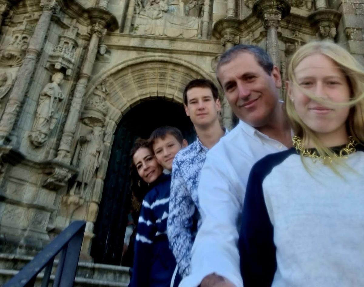 Cristina y Jorge, con Artem, de 12 años, y sus dos hijos.