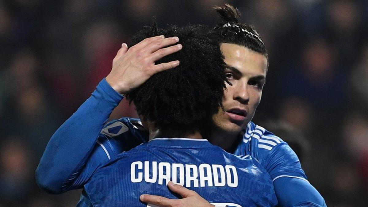 Cristiano Ronaldo y Cuadrado se abrazan en un duelo del pasado curso