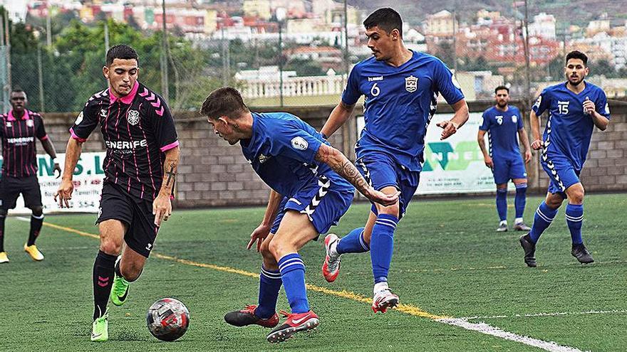 Jugada del Vera-Tenerife B, el portuense Cristian le cierra el paso a Matías.