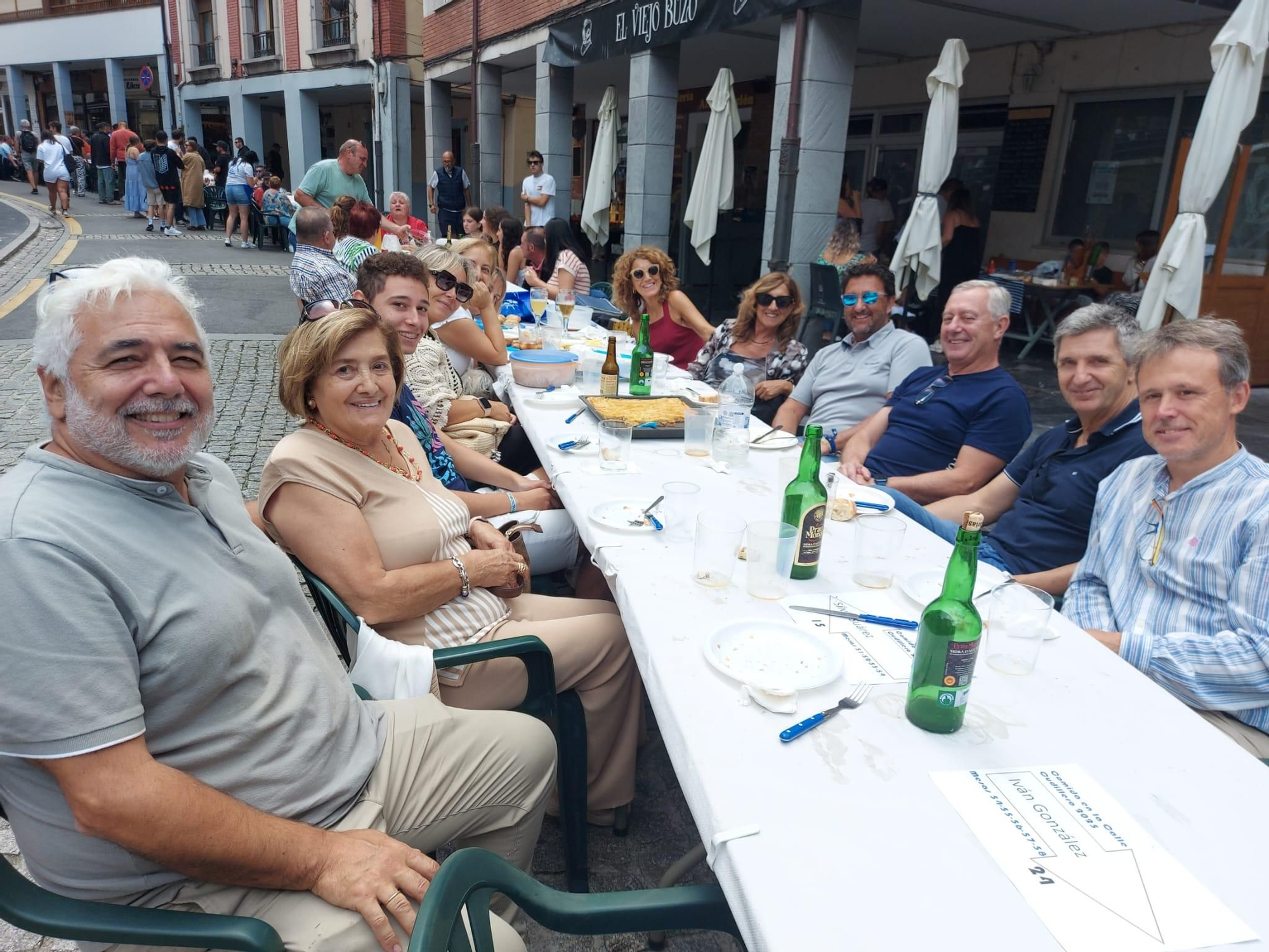 En imágenes: En imágenes: Más de 1.200 personas participan en la tercera comida en la calle de Cudillero