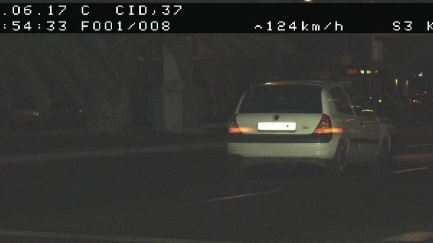 La foto del radar de la Policía Local con el coche infractor.
