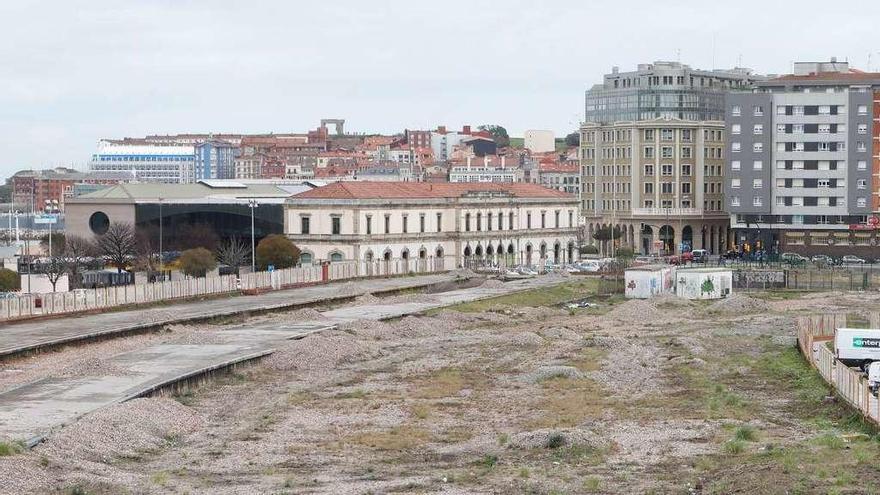 Terreno del plan de vías en Gijón, junto al Museo del Ferrocarril.