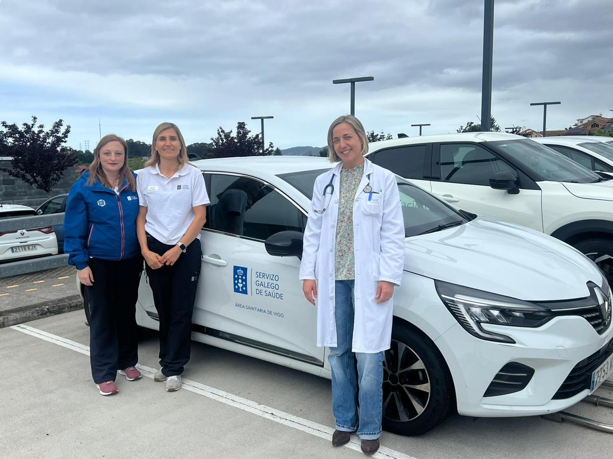 Desde la izq., las enfermeras de Hemoterapia Domiciliaria, Susana Bello e Ana González, junto a la doctora Leticia Álvarez.