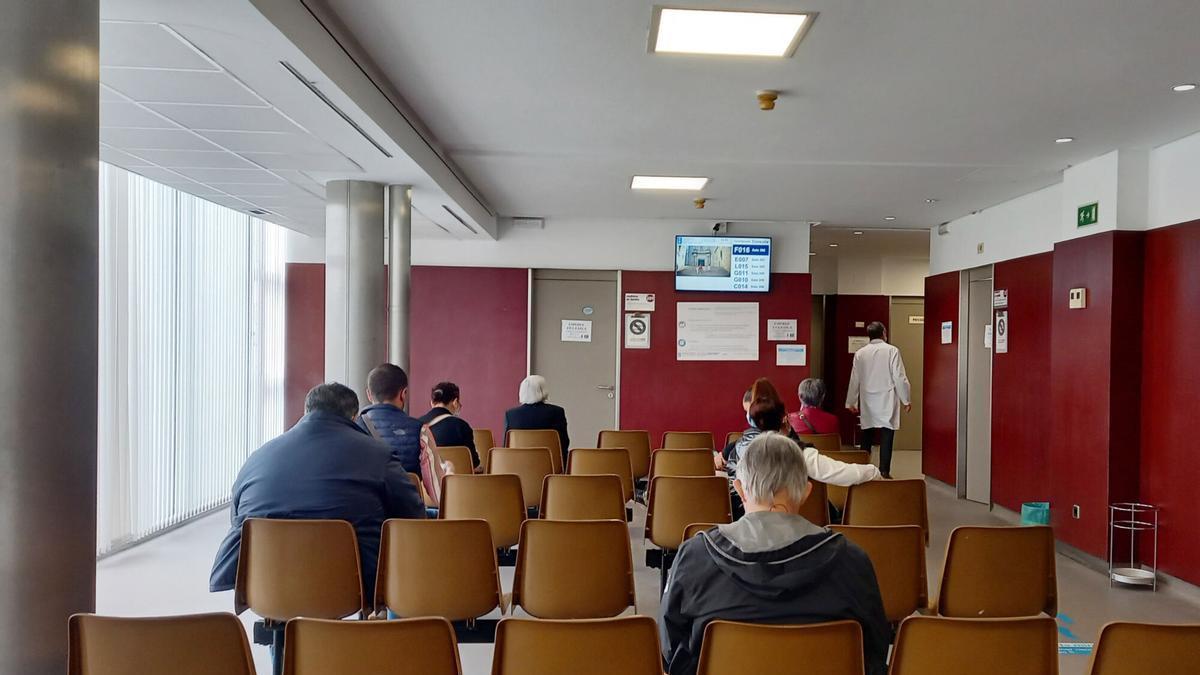 Pacientes en una sala de espera de un centro de salud.