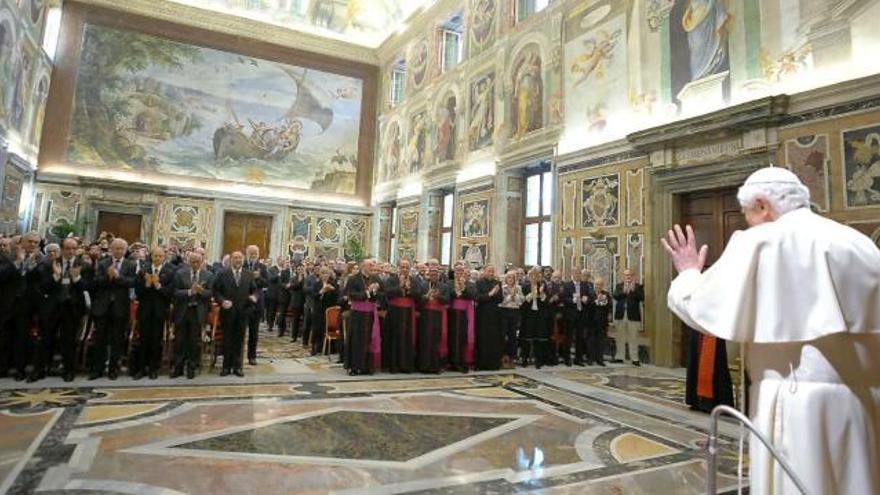 El Papa Benedicto XVI, recibiendo en audiencia a la Academia Pontificia para la Vida, ayer, en el Vaticano.