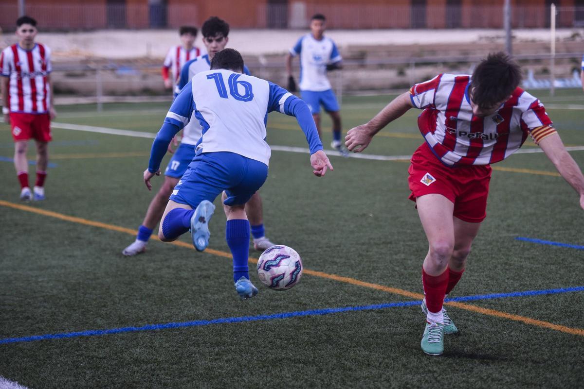 Ramon Artigas, autor de quatre gols, lluita amb Pol Moyes per la pilota