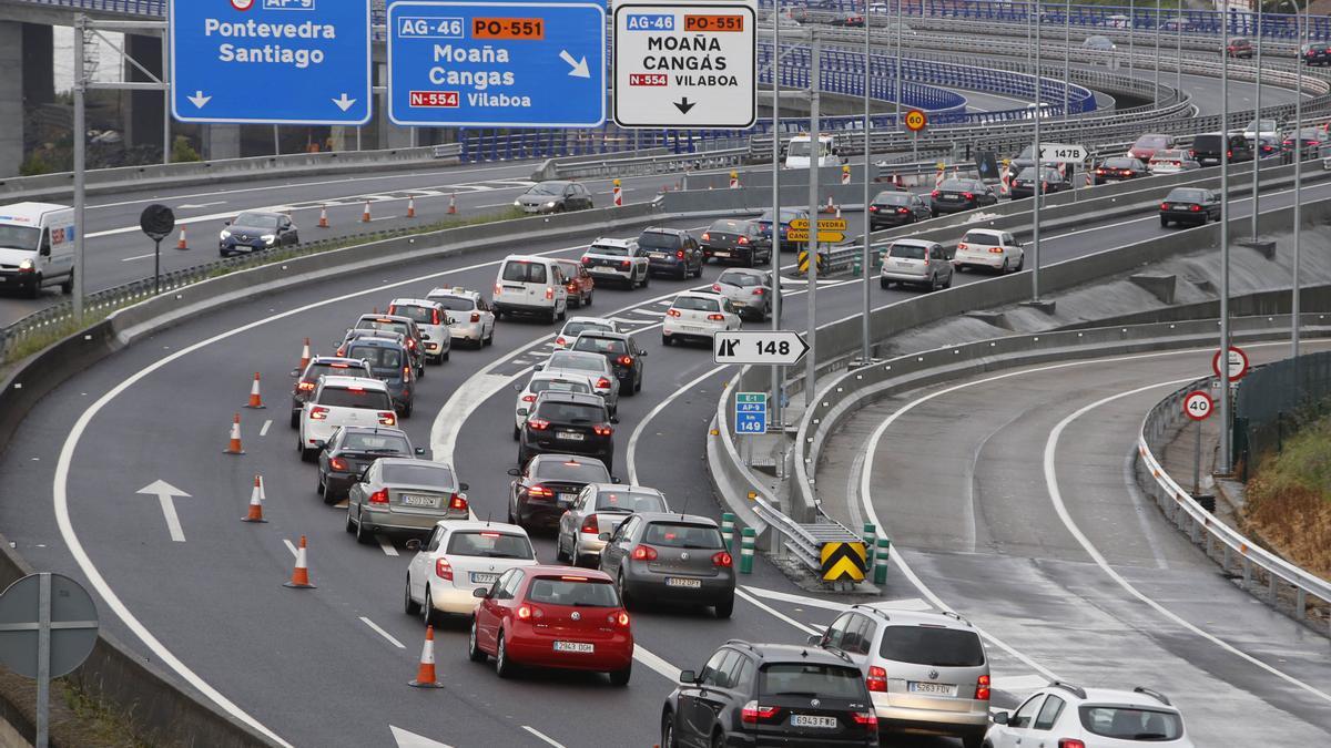 Retenciones en Rande por las obras en el puente. // R. Grobas