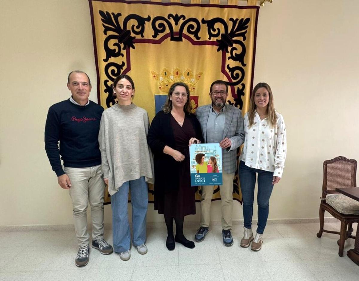 Autoridades de Benirredrà y organizadores, con el cartel de la Cursa de la Dona Gandia