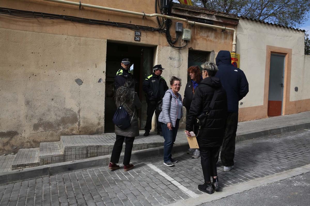 Edificio El Barco de Esplugues, desalojado el lunes por riesgo de derrumbe y en el que actualmente cinco vecinos se niegan a salir.