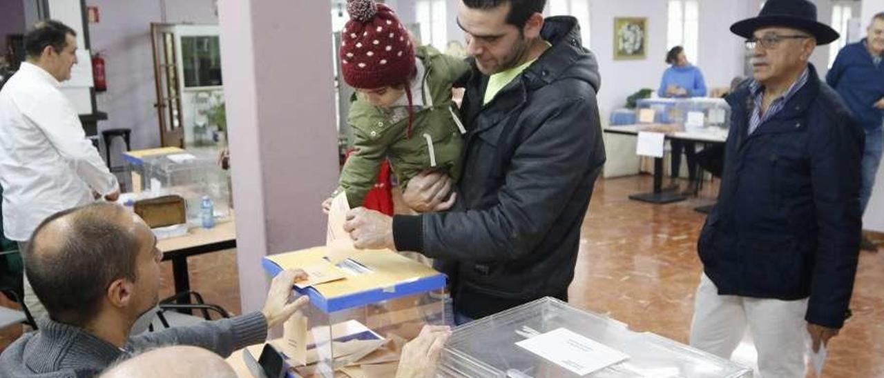 Votantes, ayer en las mesas del Centro Social de Bouzas. // Alba VIllar