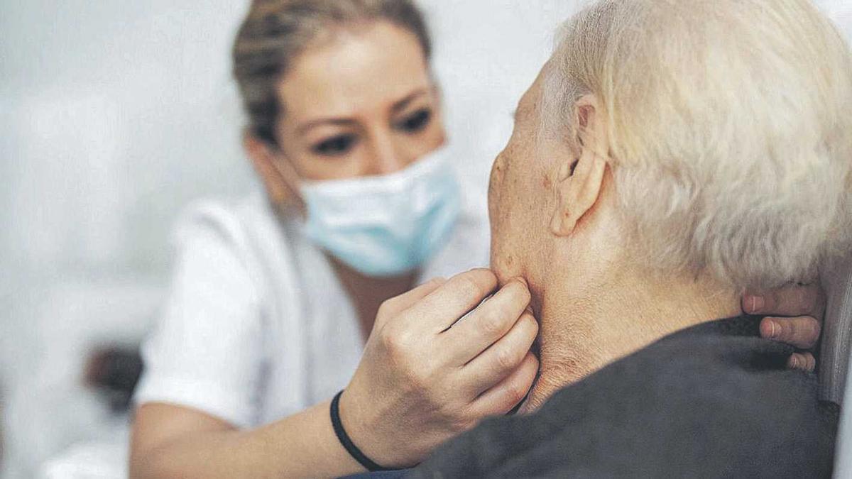 Imatge d’arxiu d'una cuidadora en una residència de gent gran.